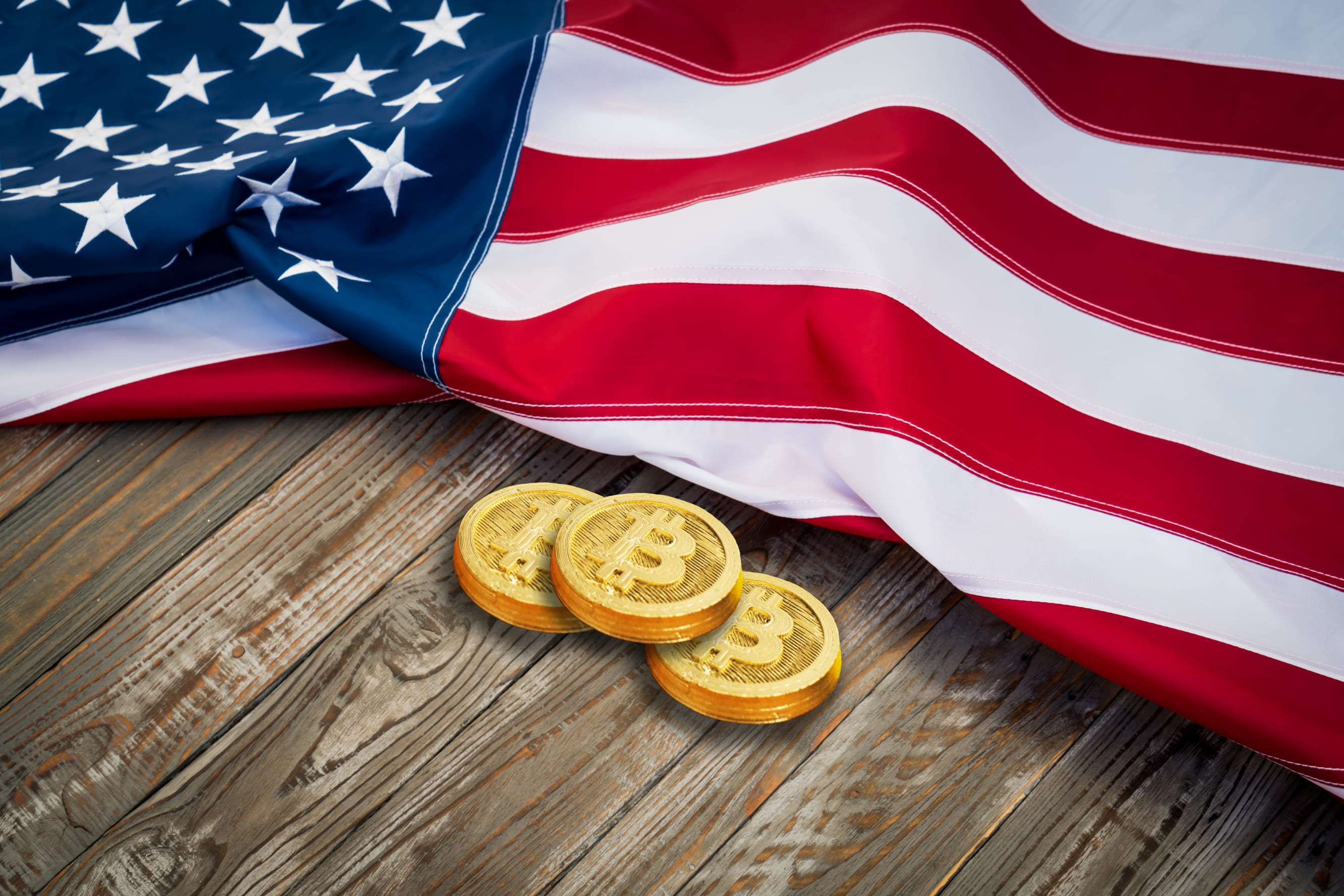 биткоин и американский флаг